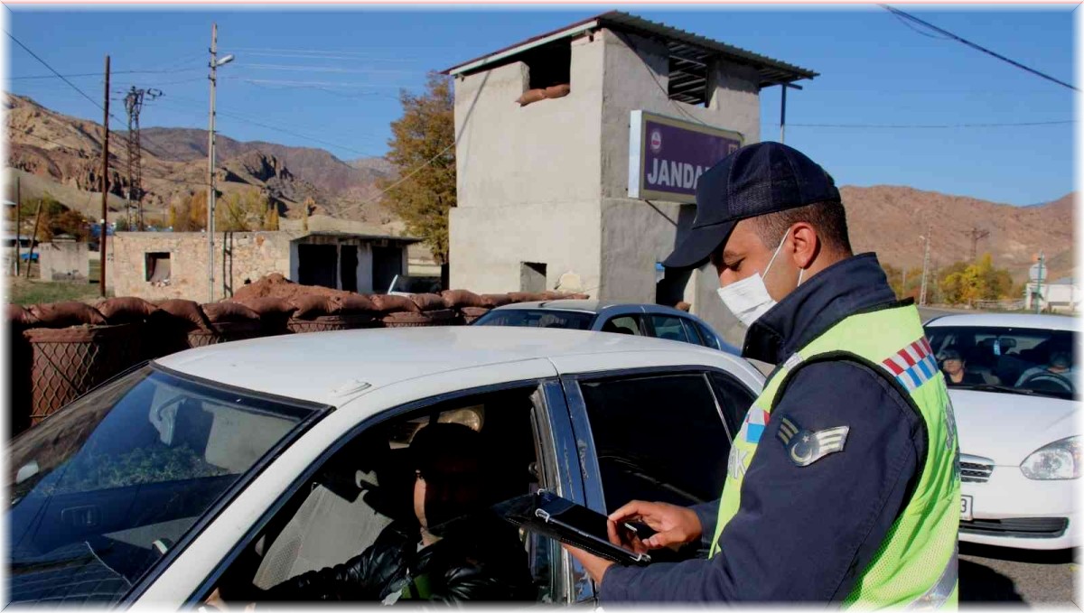 Jandarma ekipleri yol kontrollerine devem ediyor