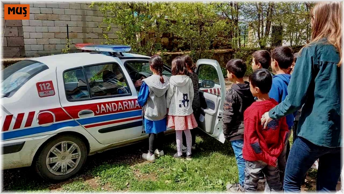 Jandarma ekiplerinden köy okulu öğrencilerine trafik eğitimi