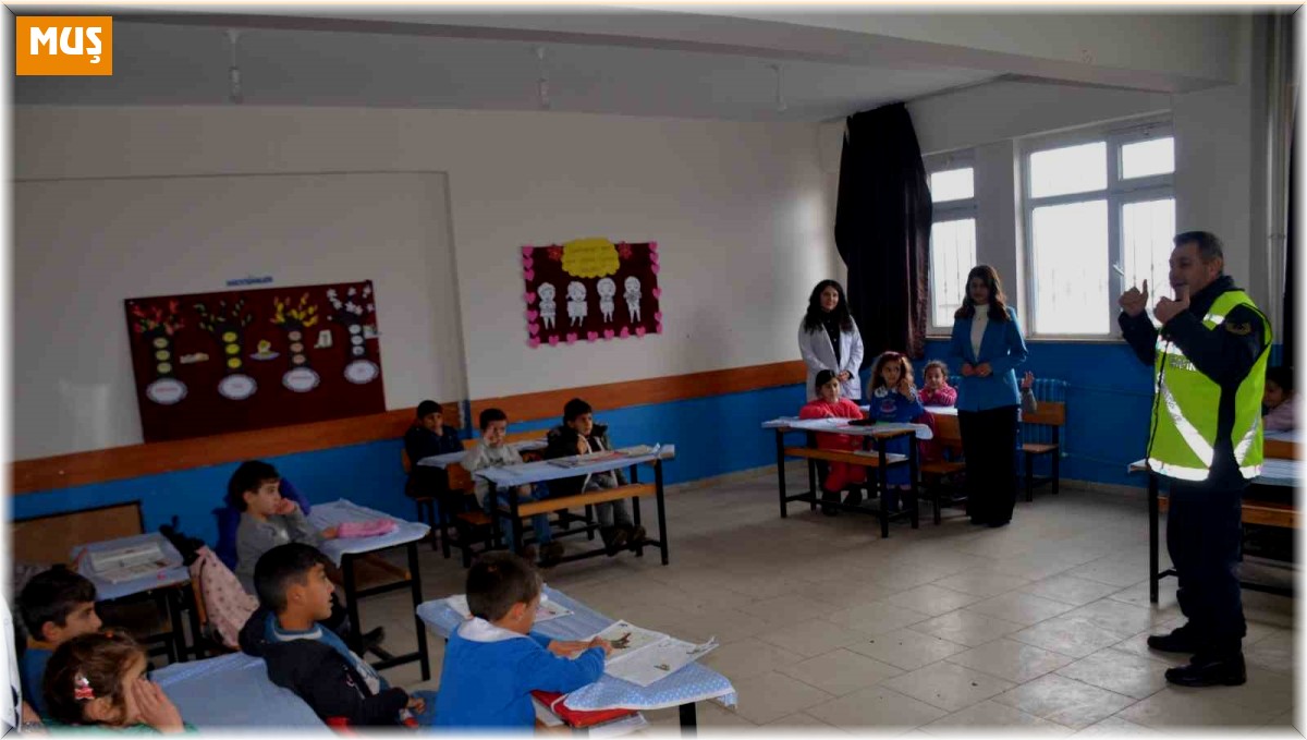 Jandarma ekiplerinden öğrencilere trafik eğitimi