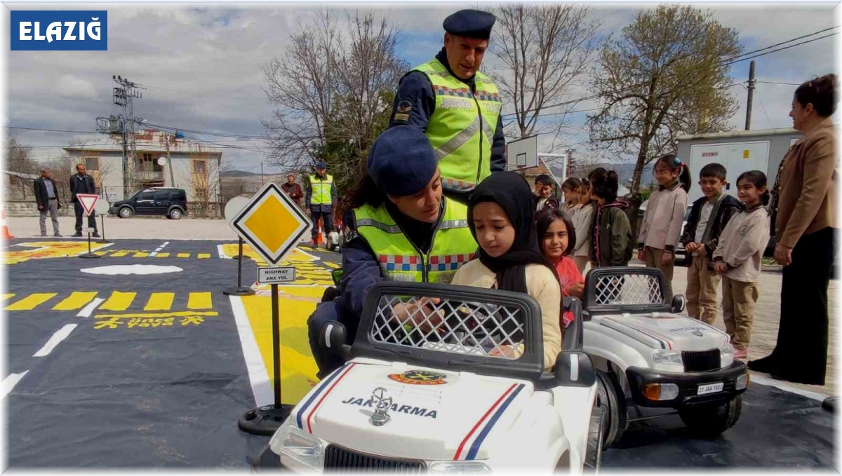 Jandarma ekiplerinden öğrencilere trafik güvenliği eğitimi