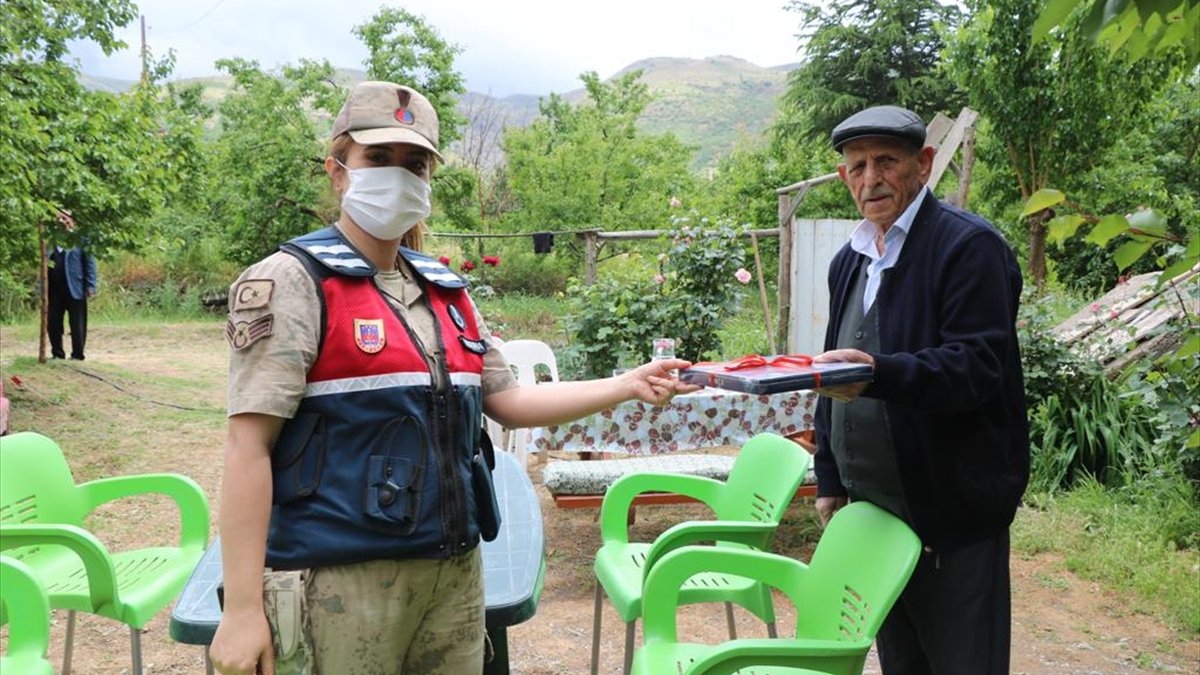 Jandarma ekiplerinden şehit aileleri ve depremzedelere bayram ziyareti