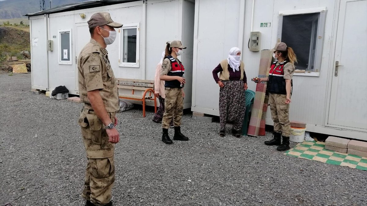 Jandarma evden çıkamayan vatandaşların bayramını şeker ikramıyla kutladı