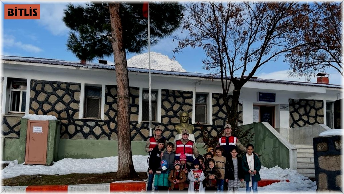 Jandarma ile çocuklar kıyasıya kartopu oynadı