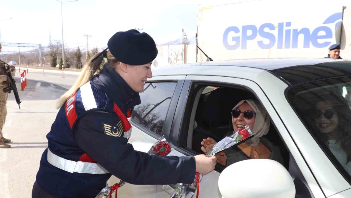 Jandarma kadınlara karanfil verdi