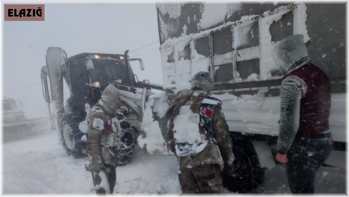 Jandarma, kar ve tipide mahsur kalan 31 vatandaşı kurtardı