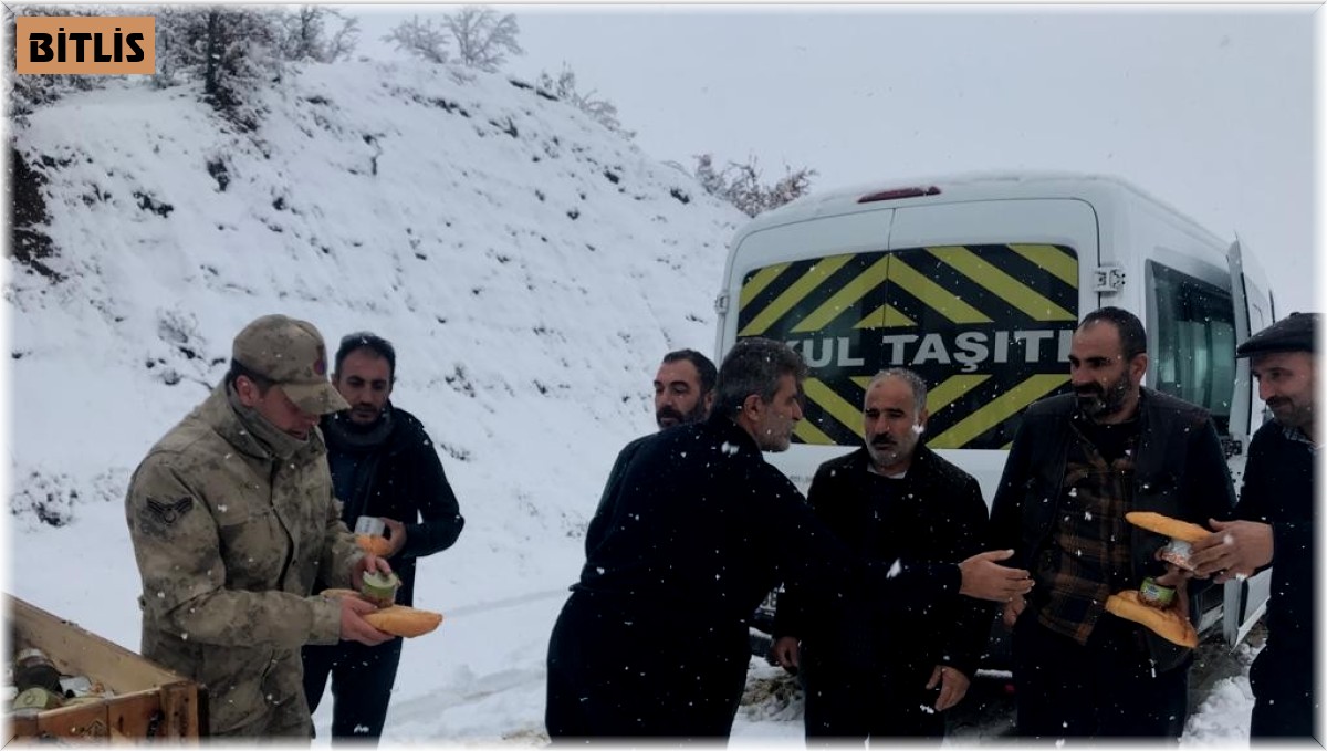 Jandarma karda mahsur kalan 1'i bebek 10 kişiyi kurtardı