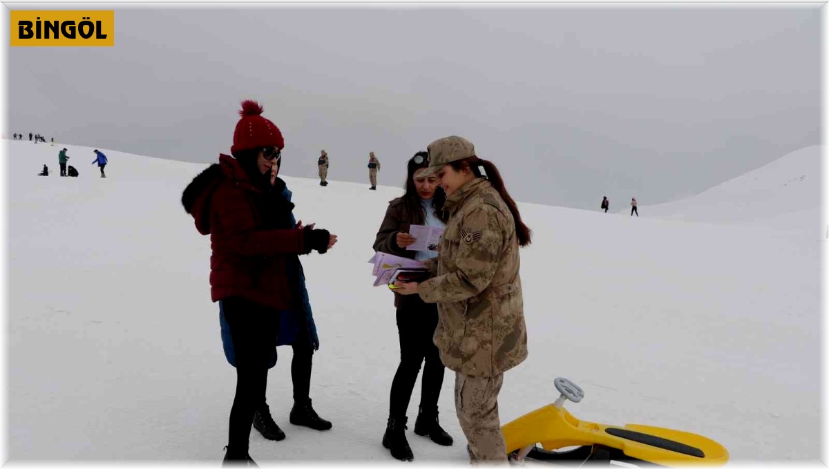 Jandarma, kayak merkezinde KADES'i tanıttı