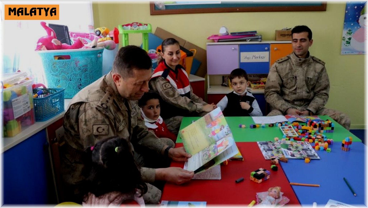 Jandarma Komutanı Altın öğrencilere masal okudu