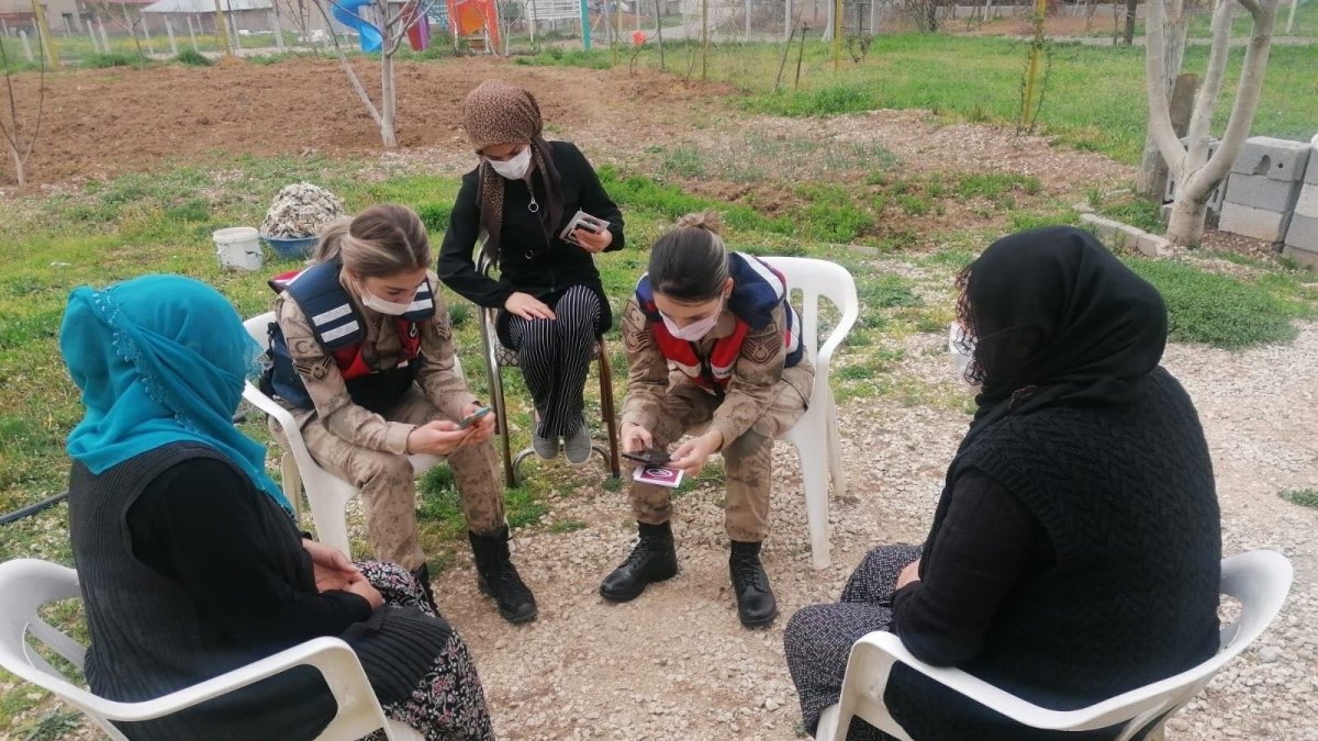 Jandarma köy köy gezerek 'Kadın Destek Uygulamasını' tanıtıyor