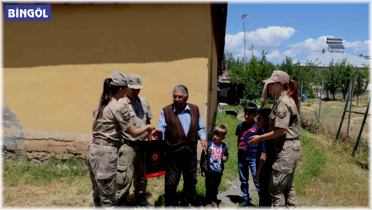 Jandarma, köyün en yaşlısının babalar gününü kutladı