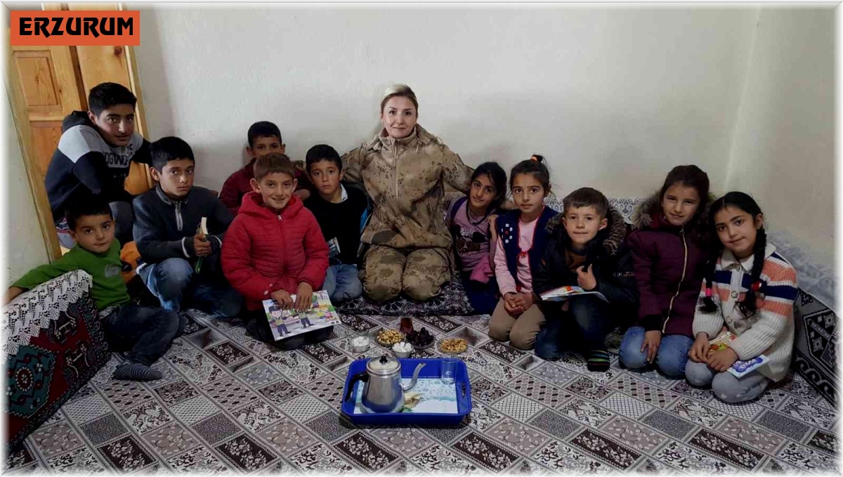 Jandarma minik yüreklere dokundu