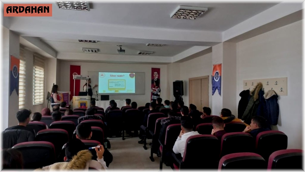Jandarma, öğrenci ve öğretmenleri siber suçlara karşı bilgilendirdi