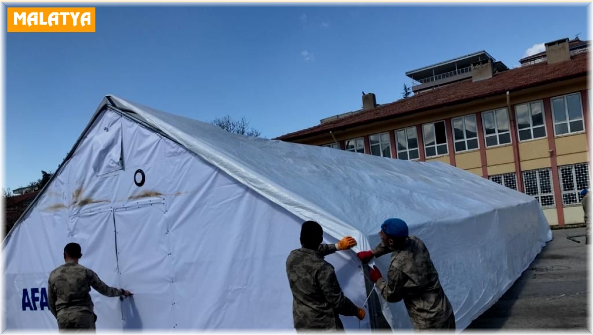 Jandarma öğrenciler için 14 derslik çadır kurdu