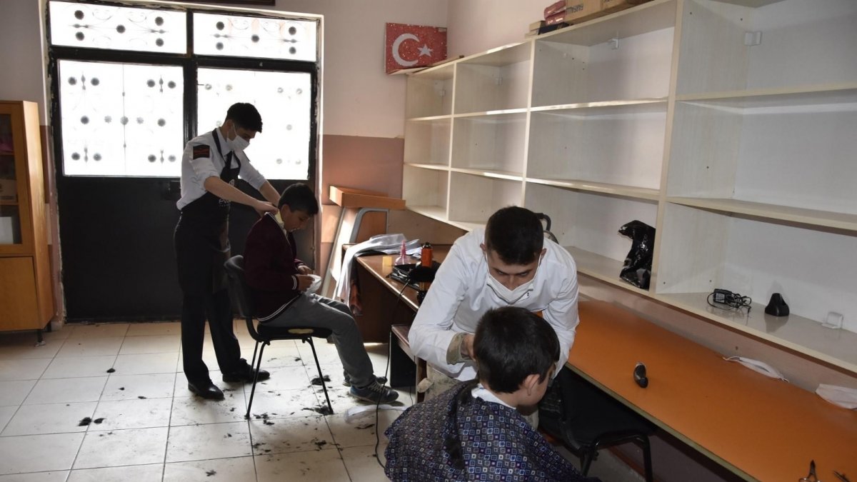 Jandarma öğrencileri tıraş etti