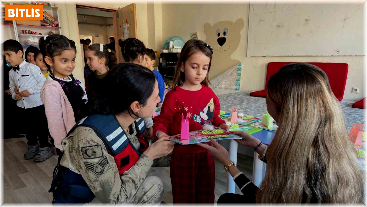 Jandarma öğrencilerin karne heyecanına ortak oldu