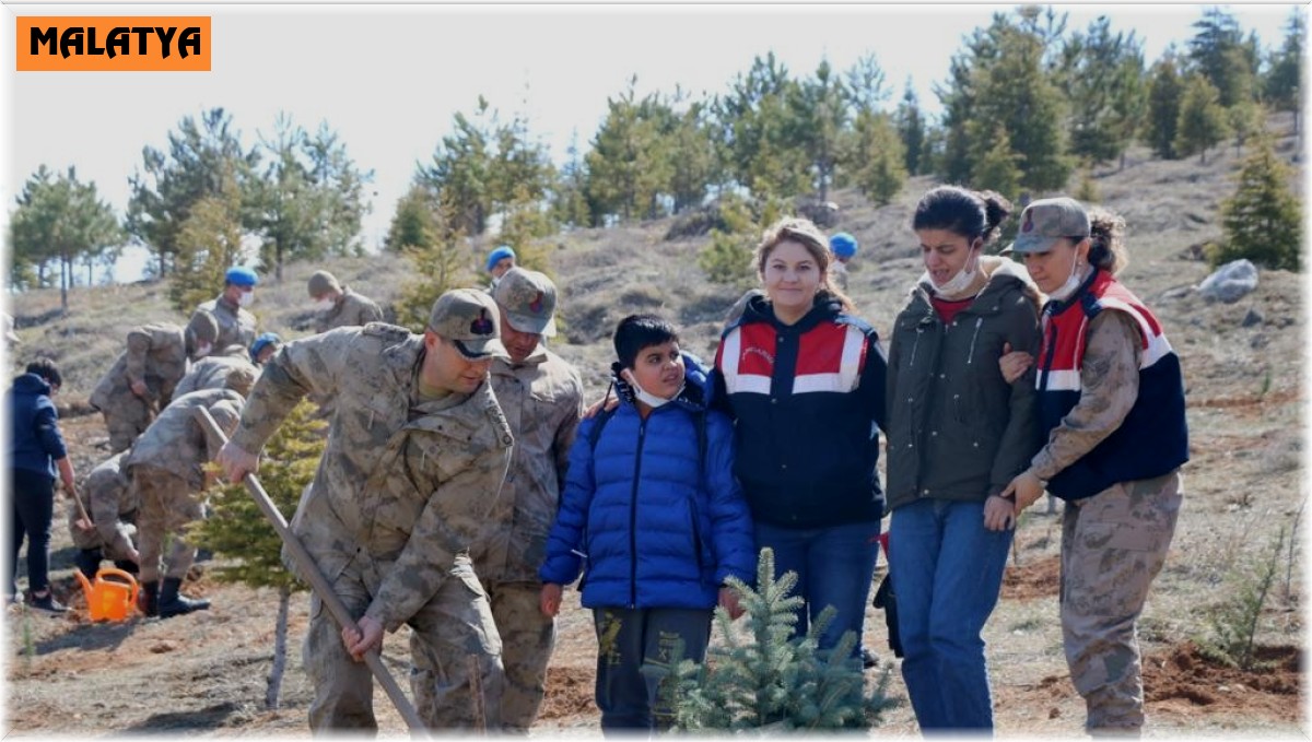 Jandarma öğrencilerle birlikte ağaç dikti