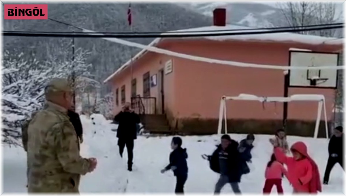 Jandarma, öğrencilerle kardan adam yapıp kartopu oynadı