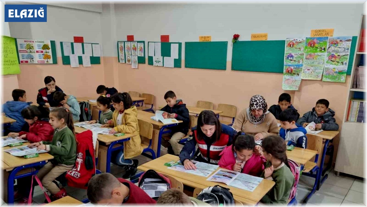 Jandarma önce bilgilendirdi, ardından çocuklarla birlikte çizgi film izledi