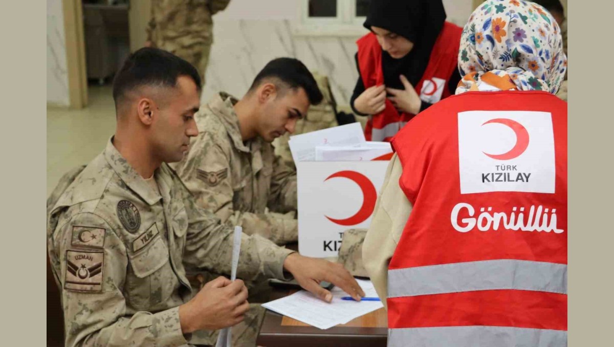 Jandarma personelinden Kızılay'a kan bağışı desteği