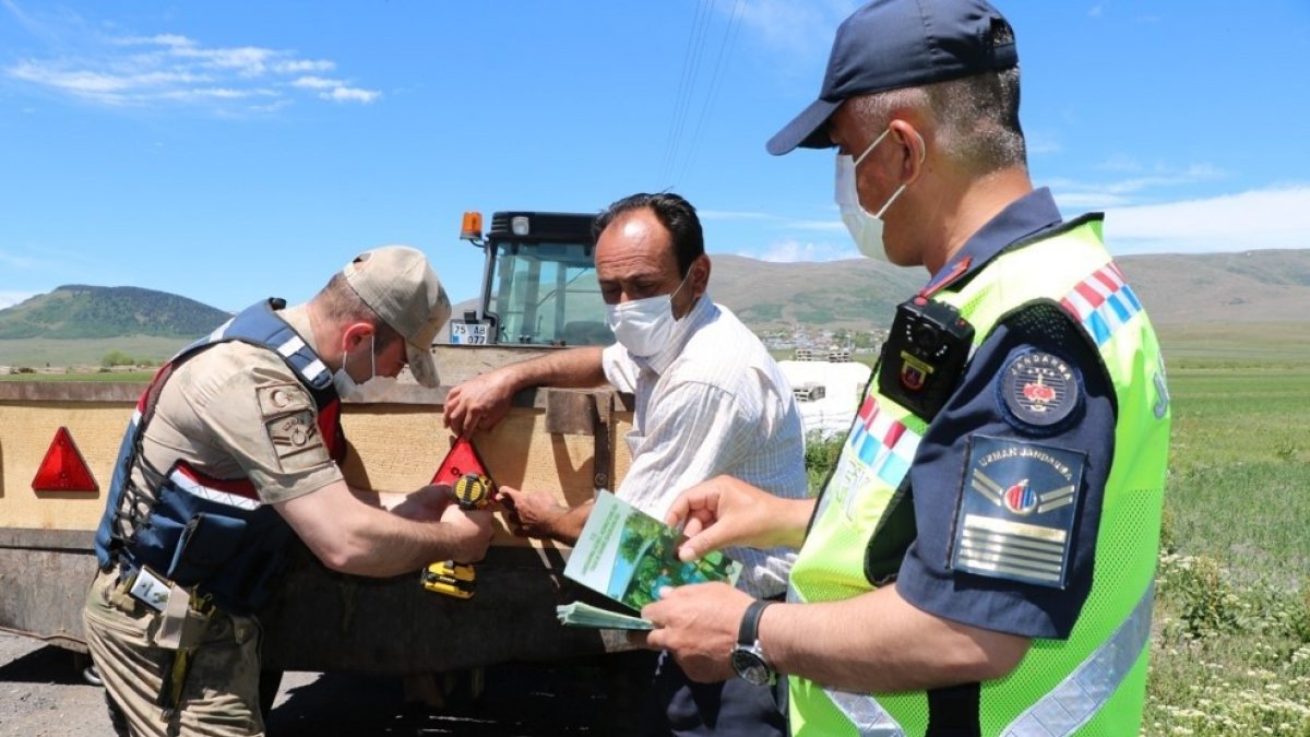 Jandarma traktör kazalarını önlemek için reflektör dağıttı