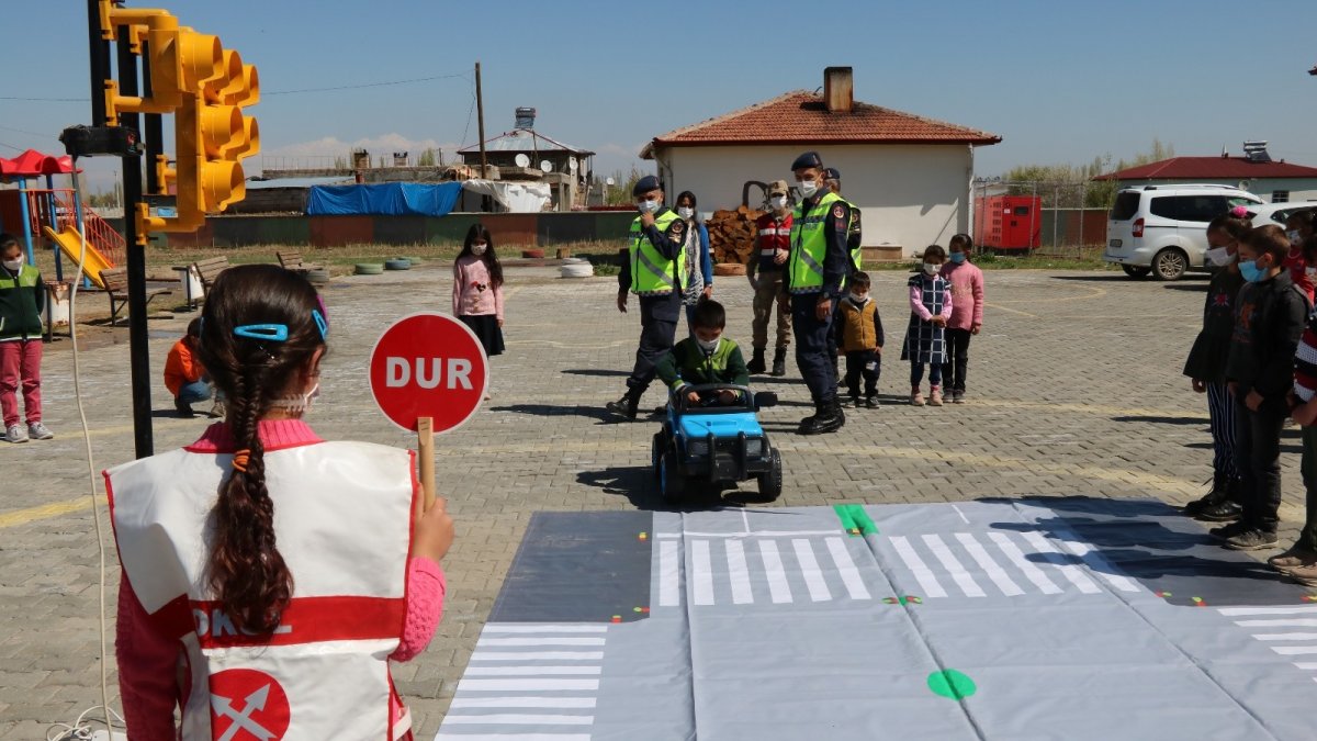 Jandarma uygulamalı trafik eğitimi verdi