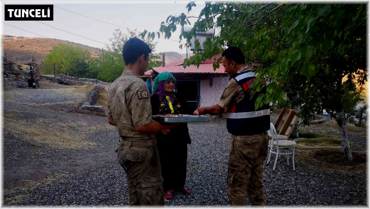 Jandarma vatandaşlara aşure ikram etti