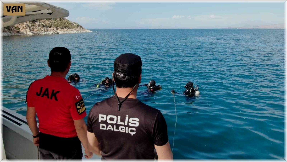 Jandarma ve emniyet Van Gölü'nde omuz omuza görevde
