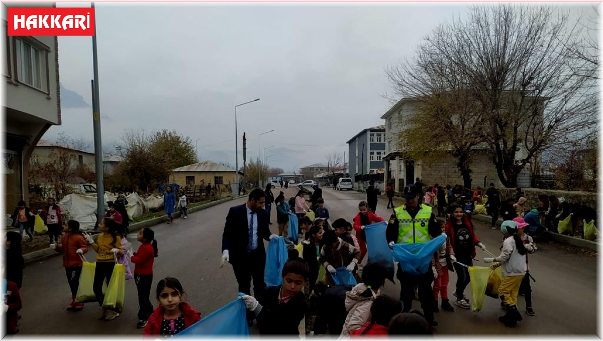 Jandarma ve öğrenciler ilçe merkezinde çöp topladı