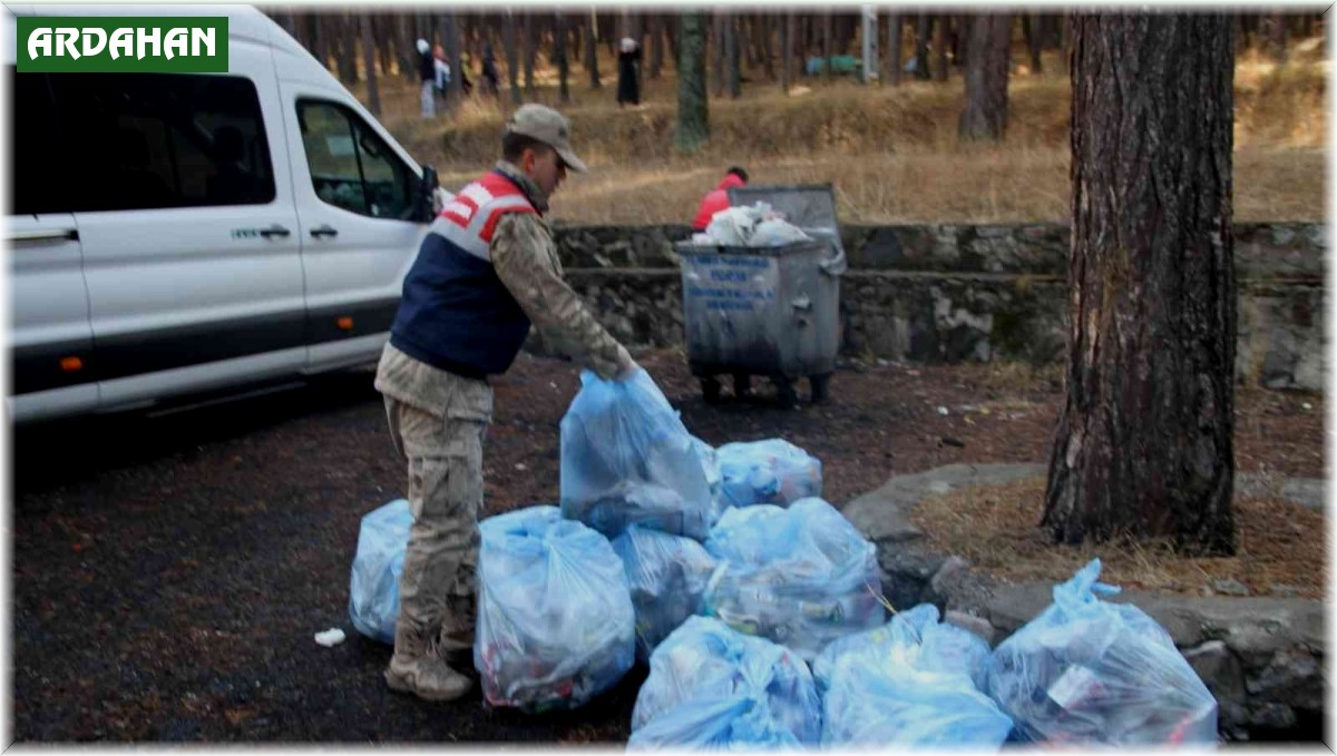 Jandarma ve öğrenciler ormanlık alanda çevre temizliği yaptı