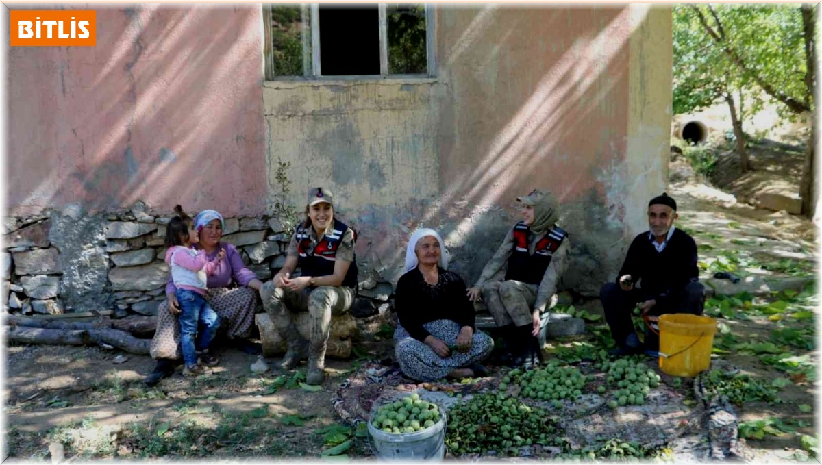 Jandarma yaşlılar ve çocukları sevindirdi