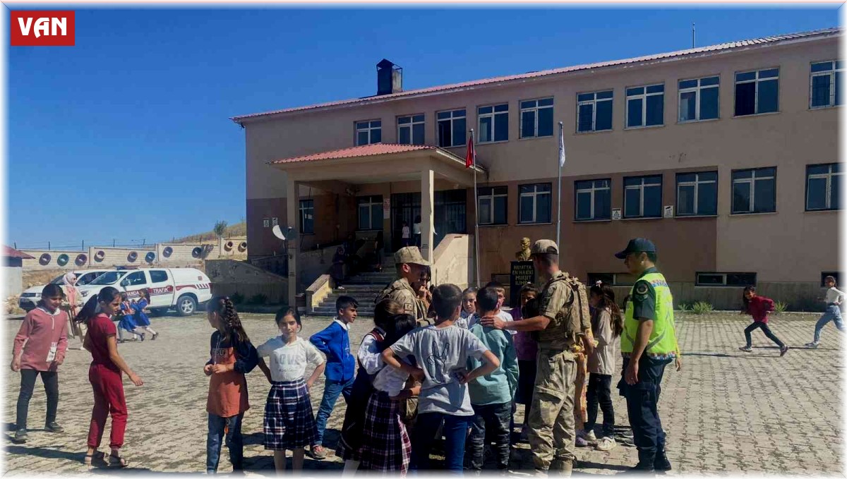 Jandarmadan 122 ekip ve bin 35 personelle okul çevrelerinde denetim