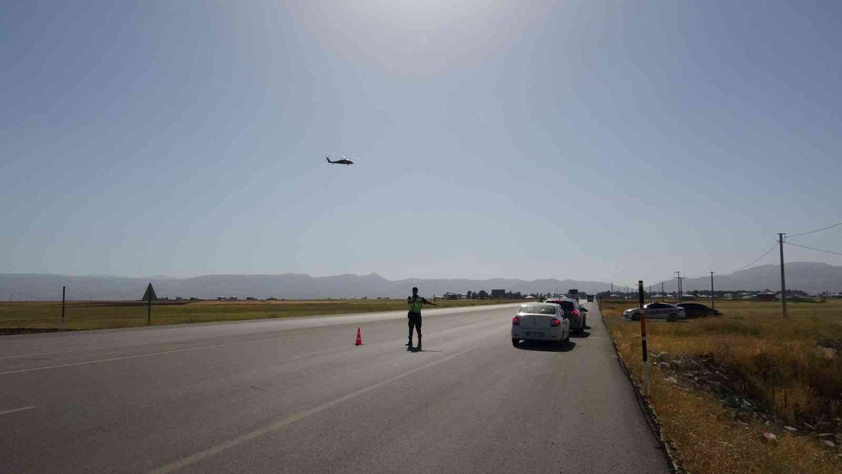 Jandarmadan bayram dönüşündeki sürücülere helikopterli denetim