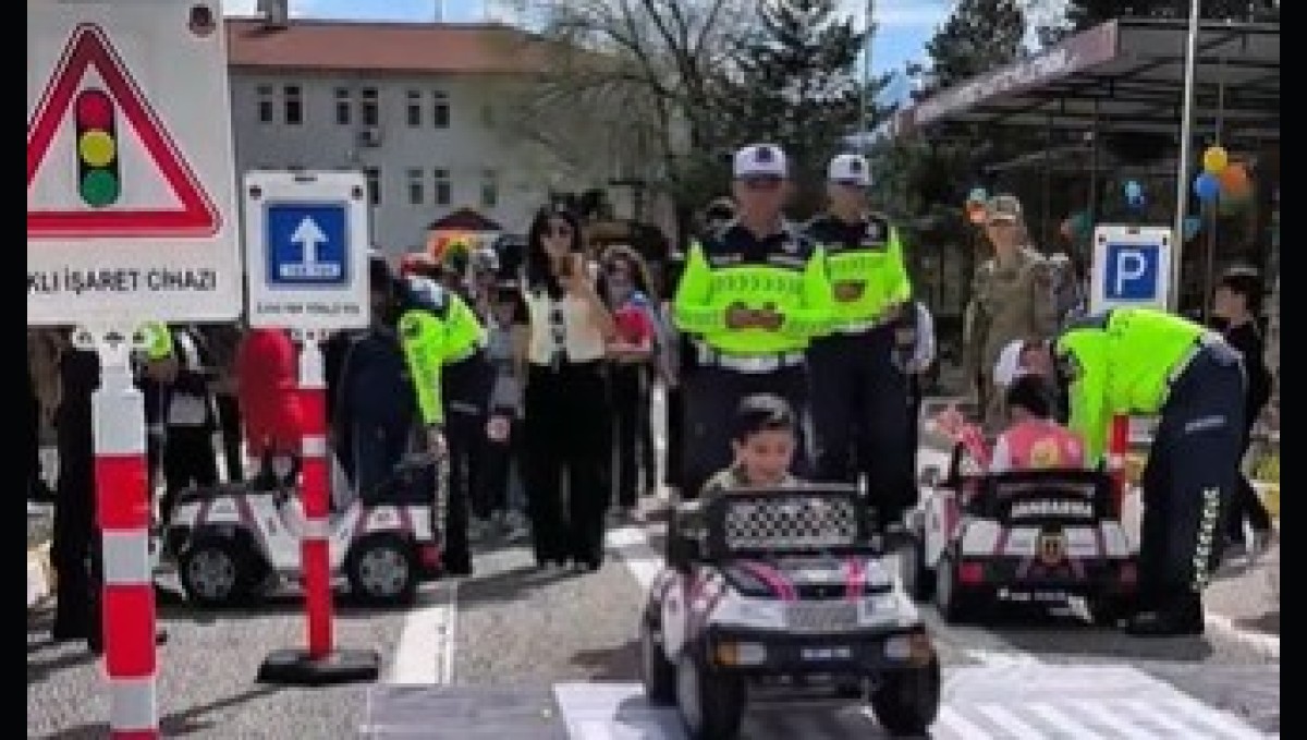 Jandarmadan çocuklara 23 Nisan kutlaması