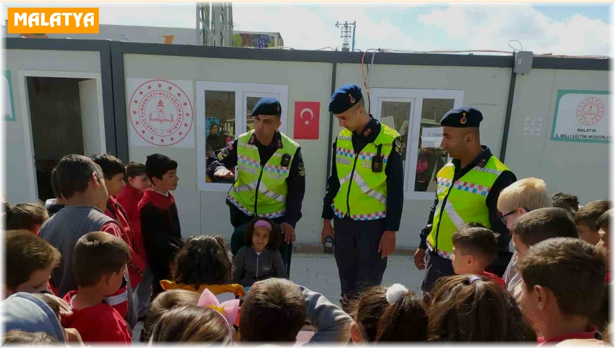 Jandarmadan depremzede çocuklara trafik eğitimi