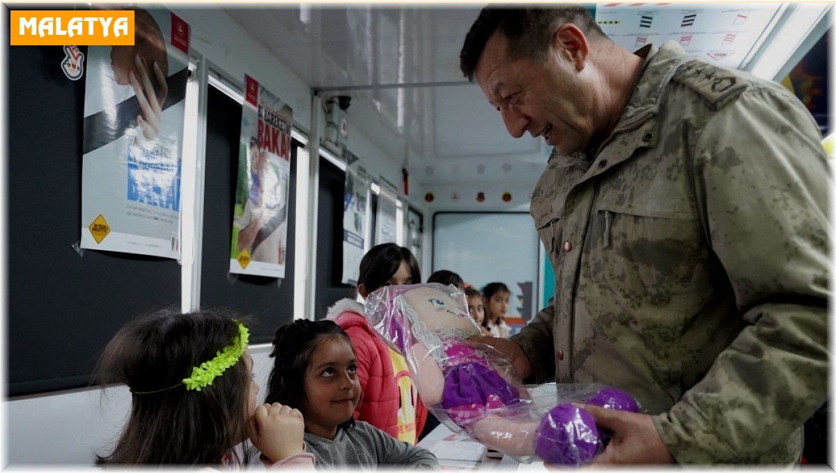 Jandarmadan depremzede çocuklara trafik eğitimi