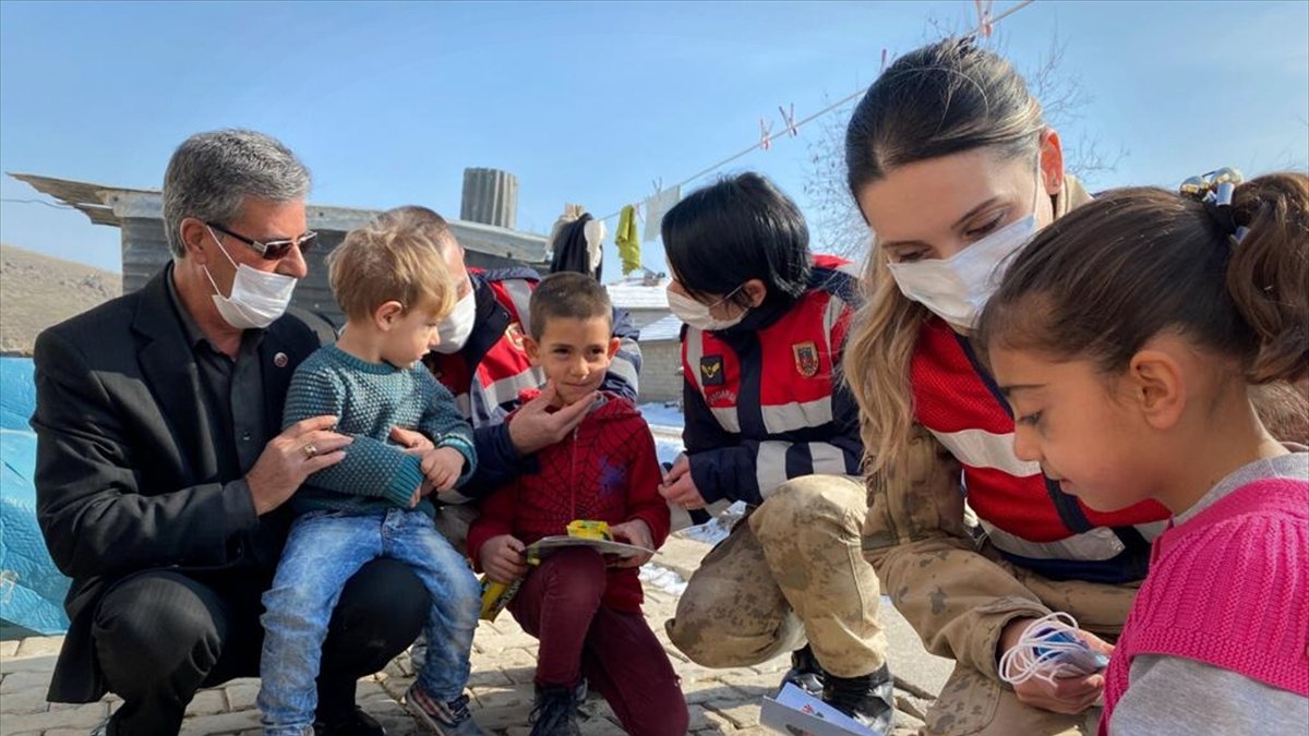 Jandarmadan Elazığ'daki depremzedelere anlamlı ziyaret