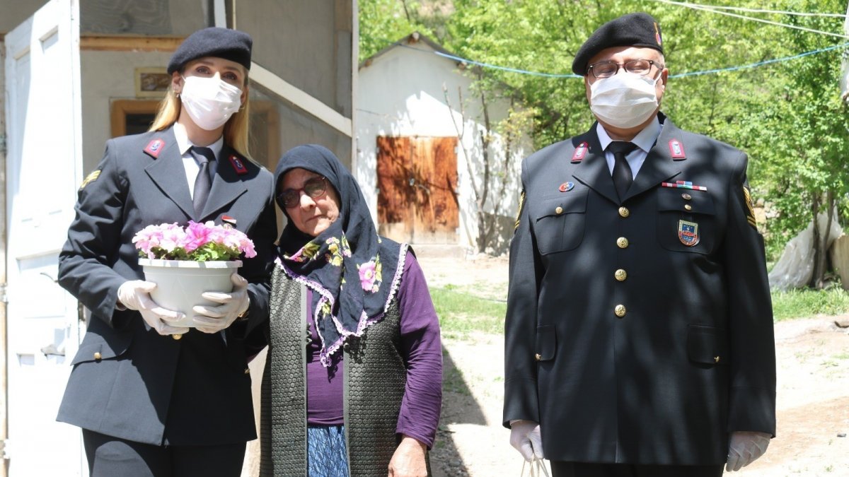 Jandarmadan Güllü anneye anlamlı ziyaret