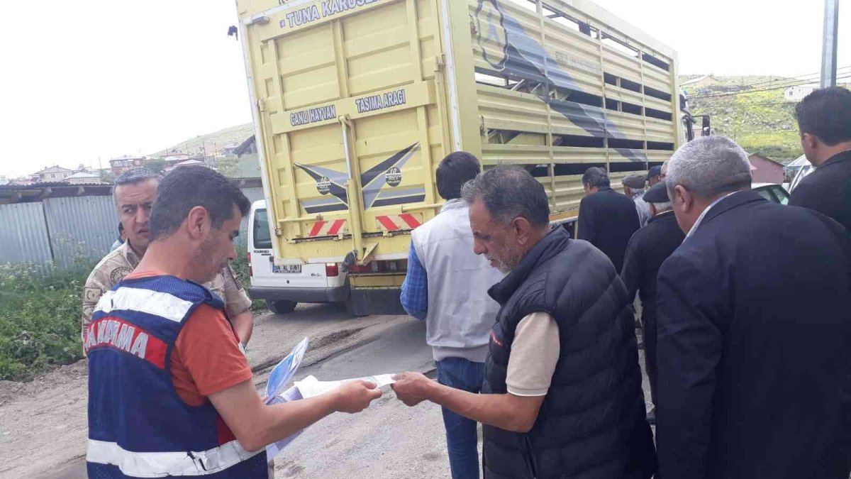 Jandarmadan hayvan satıcılarına 'sahte para' uyarısı