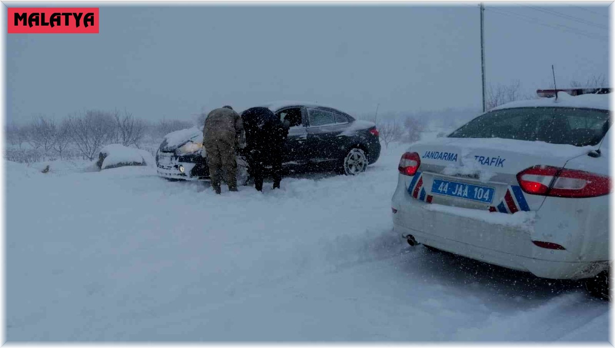 Jandarmadan karda yolda kalanlara yardım