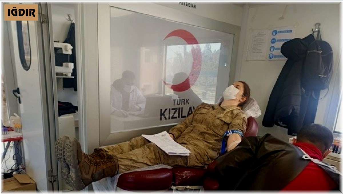 Jandarmadan Kızılay'a kan bağışı