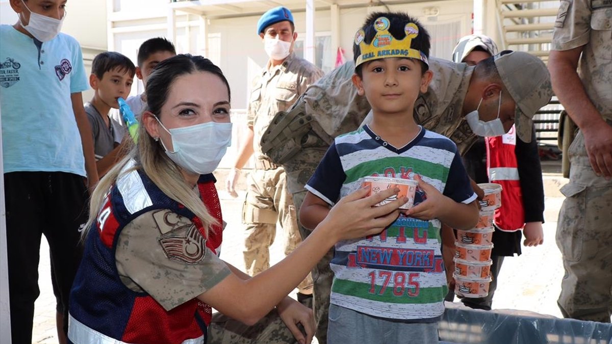 Jandarmadan konteyner kentteki depremzedelere aşure ikramı