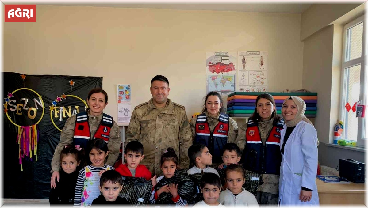 Jandarmadan köy okulu öğrencilere sürpriz