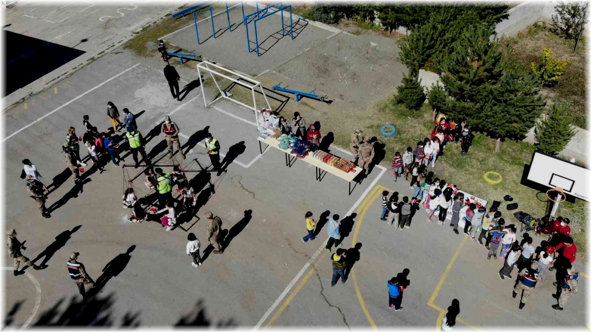 Jandarmadan köy okulundaki çocuklara salıncak sürprizi