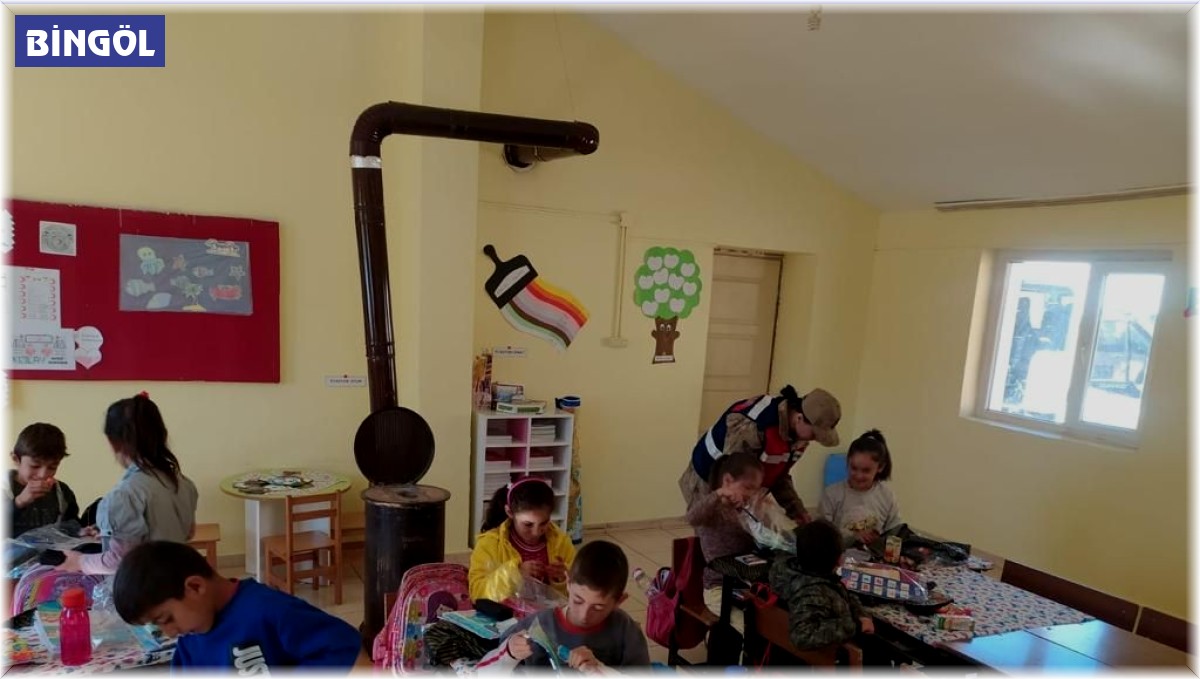 Jandarmadan öğrencilere kıyafet ve kırtasiye desteği