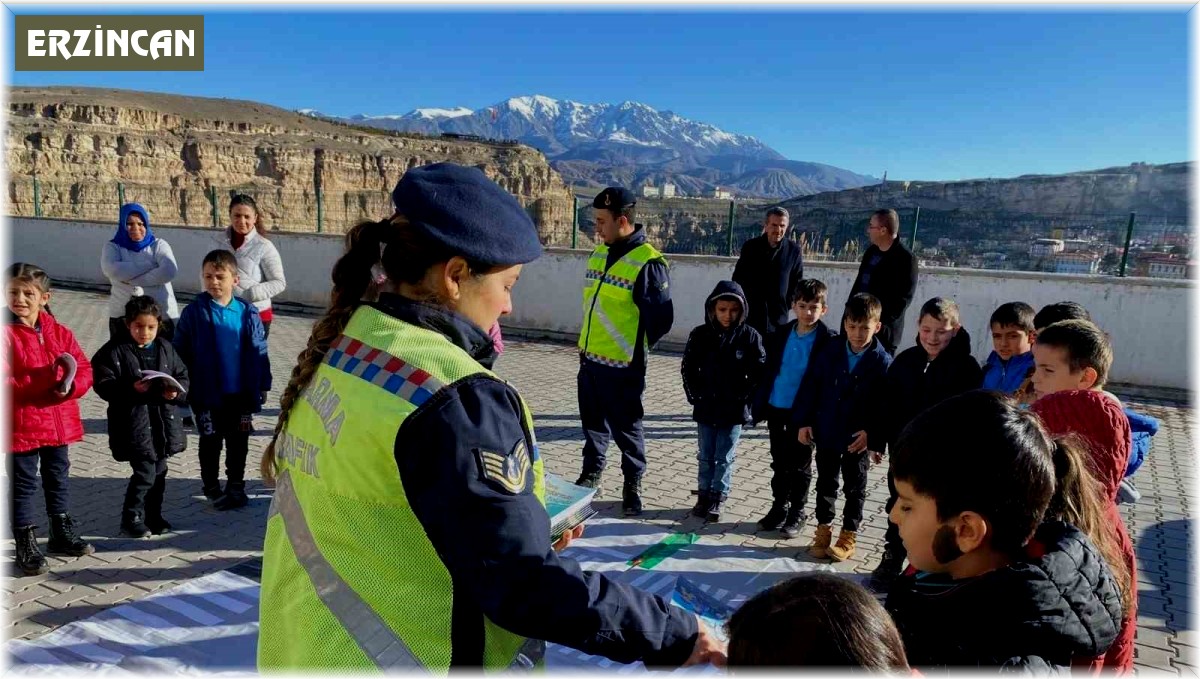 Jandarmadan öğrencilere trafik kuralları eğitimi