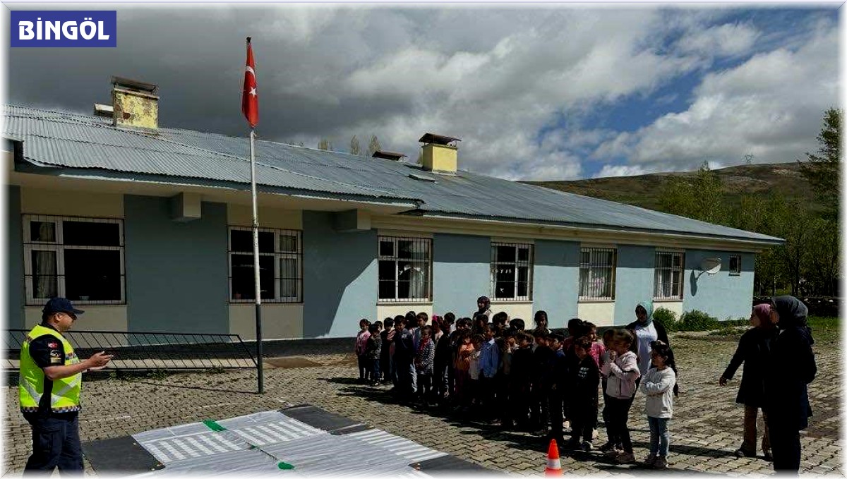 Jandarmadan öğrencilere uygulamalı trafik eğitimi