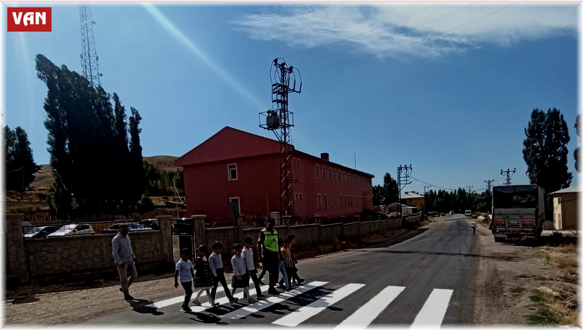 Jandarmadan yaya geçidi yer işaretlemesi