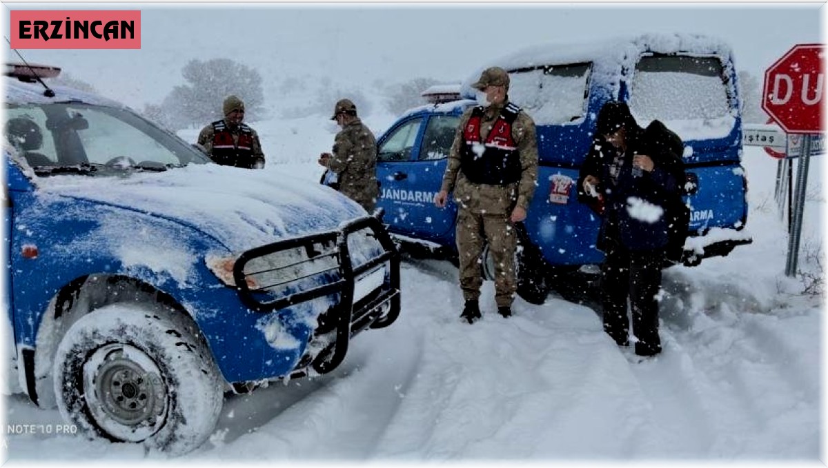 Jandarmadan yolda mahsur kalanlara yardım