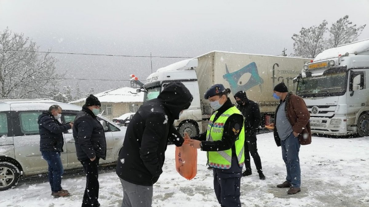 Jandarmadan yolun açılmasını bekleyen tır sürücülerine sıcak çay ikramı