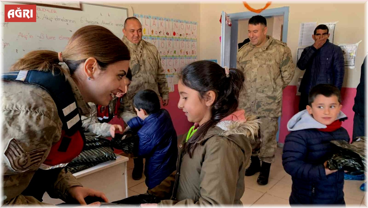 Jandarmanın hediye götürdüğü köy çocukları büyük mutluluk yaşadı